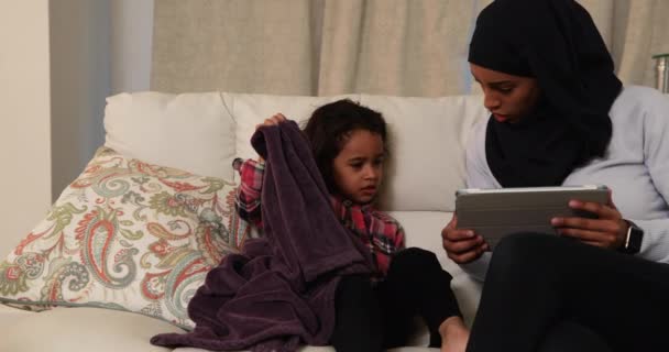 Vue Face Une Jeune Mère Métisse Portant Hijab Avec Jeune — Video