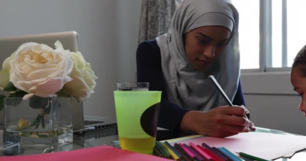 Vue Face Une Jeune Mère Métisse Portant Hijab Avec Jeune — Video