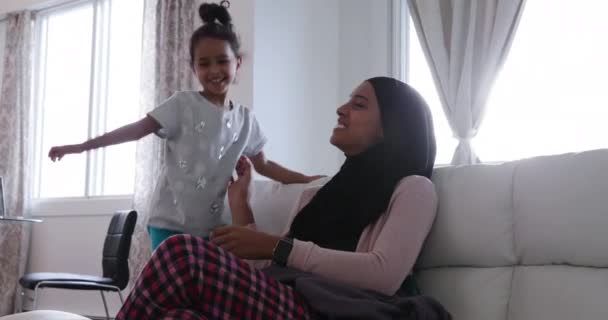 Vue Latérale Une Jeune Mère Métisse Portant Hijab Avec Jeune — Video