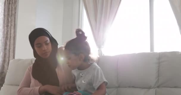 Вид Молодой Матери Смешанной Расы Носящей Хиджаб Своей Маленькой Дочерью — стоковое видео
