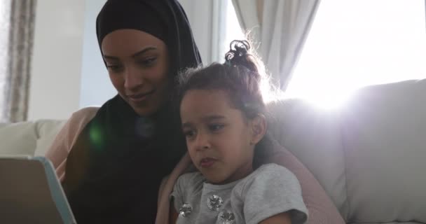 Vista Frontal Una Joven Mestiza Que Lleva Hijab Con Hija — Vídeo de stock