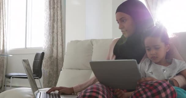 히잡을 소파에 태블릿 컴퓨터를 사용하는 여성의 — 비디오