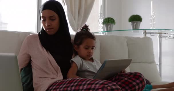 Vue Face Une Jeune Femme Métisse Portant Hijab Avec Jeune — Video