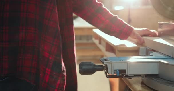 Side View Close Caucasian Male Carpenter Using Saw Cutting Piece — Stock Video