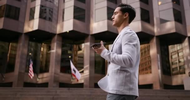 Boční Pohled Mladé Smíšené Rasy Muž Mluví Smartphone Procházky Městě — Stock video