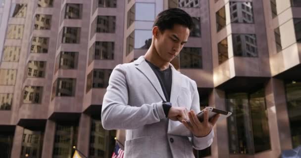 Tablet Bilgisayar Kullanan Arka Planda Binalarla Şehir Caddesinde Duran Melez — Stok video
