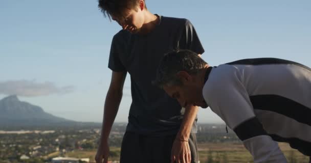 Vista Lateral Padre Caucásico Hijo Adulto Joven Corriendo Juntos Campo — Vídeos de Stock