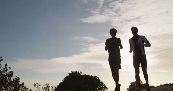 Vista Frontal Ángulo Bajo Padre Caucásico Hijo Adulto Joven Corriendo — Vídeos de Stock