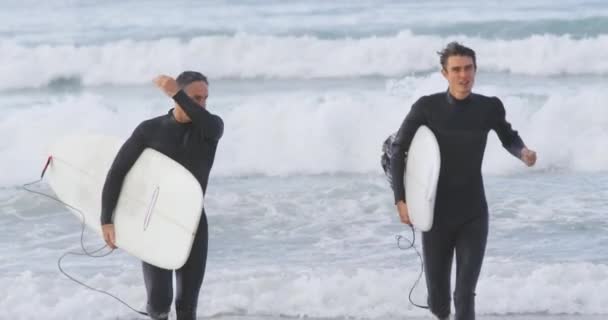 Kafkasyalı Bir Baba Genç Oğlunun Sahilde Dalış Kıyafetleri Içinde Sörf — Stok video