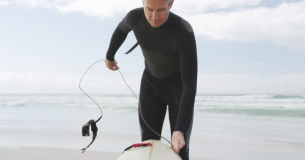 Vue Face Père Caucasien Sur Une Plage Portant Une Combinaison — Video