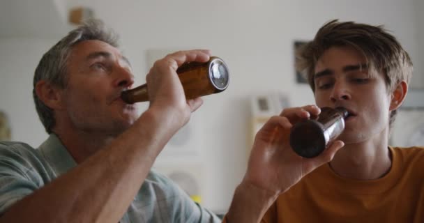 Kafkasyalı Bir Baba Genç Yetişkin Oğlunun Bir Kafede Oturup Bira — Stok video