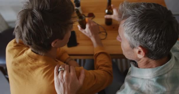 Kafkasyalı Bir Baba Genç Oğlunun Bir Kafede Oturmuş Bira Içip — Stok video