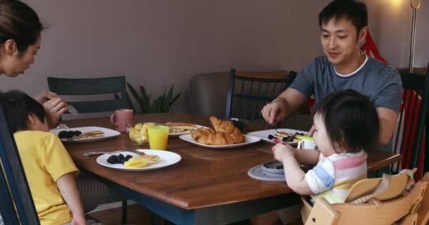 Vista Lateral Una Familia Asiática China Comedor Comiendo Juntos Sirviéndose — Vídeo de stock