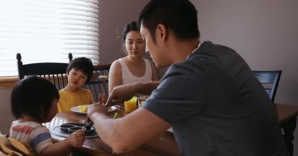 Zijaanzicht Van Een Chinees Aziatisch Gezin Hun Eetkamer Samen Eten — Stockvideo