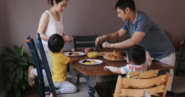 Yemek Odalarında Çinli Bir Asyalı Ailenin Yan Görüntüsü Anne Baba — Stok video