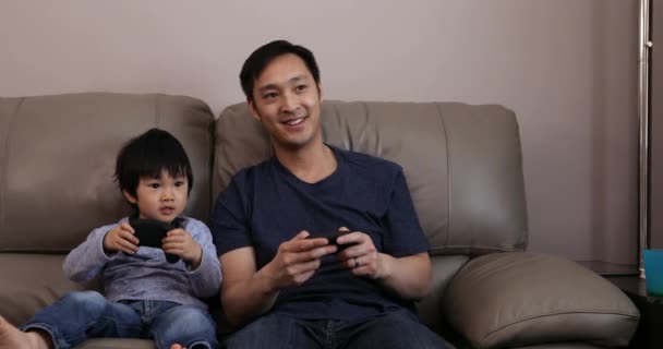 Nahaufnahme Eines Asiatischen Chinesen Und Seines Kleinen Sohnes Wohnzimmer Die — Stockvideo