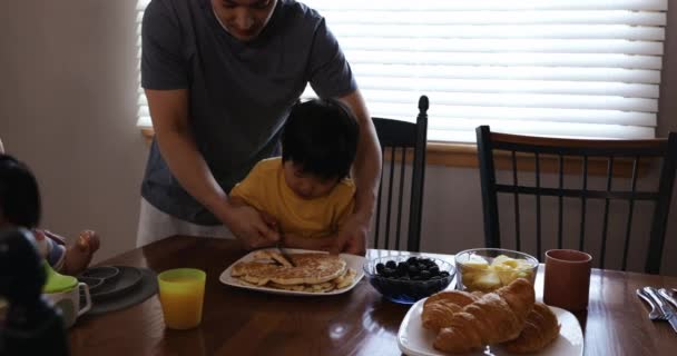 Vista Frontale Una Famiglia Asiatica Cinese Nella Loro Sala Pranzo — Video Stock