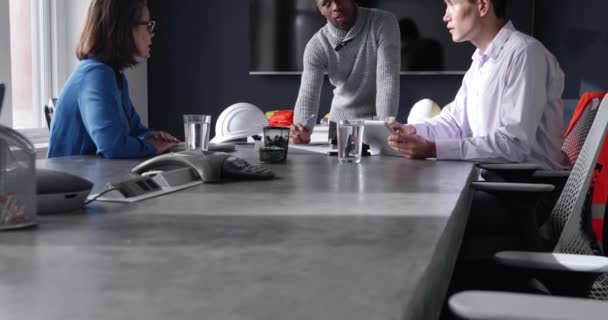 Kafkasyalı Bir Kadın Melez Bir Irkın Modern Bir Ofiste Masanın — Stok video