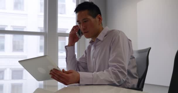 Modern Bir Ofiste Oturan Akıllı Bir Telefonla Konuşan Tablet Bir — Stok video