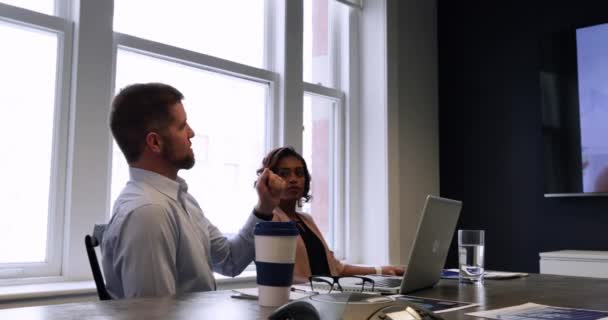 Seitenansicht Einer Vielfältigen Gruppe Von Geschäftskollegen Die Einem Modernen Büro — Stockvideo