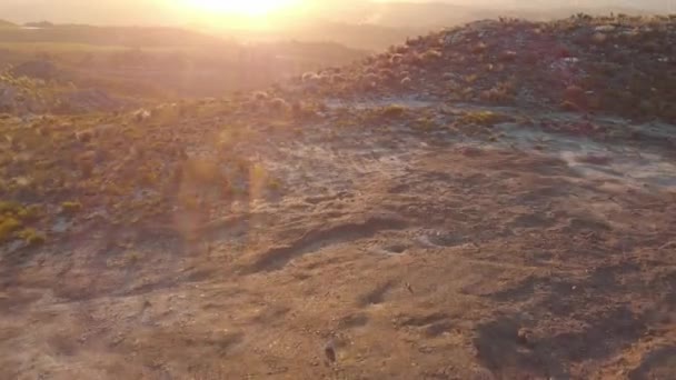 日没のロードトリップ中に山と田舎の空中ビュー 山の上でドローンで撮影された美しい自然シーン — ストック動画