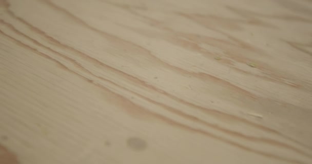 Zamknij Kawałek Świeżo Ściętego Drewna Stolarni Jasne Drewno Sosnowe Ciemniejszym — Wideo stockowe