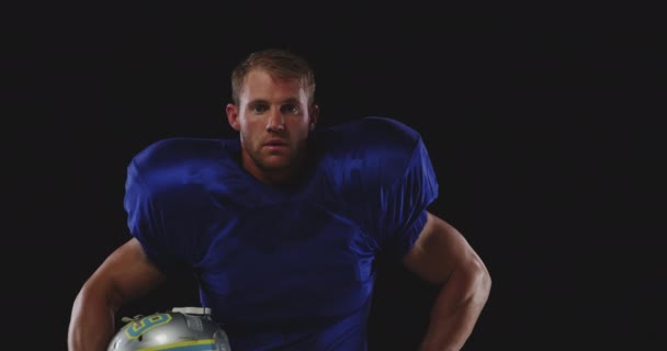 Retrato Jugador Fútbol Americano Masculino Caucásico Con Uniforme Equipo Hombreras — Vídeo de stock