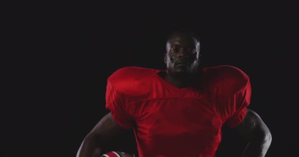 Retrato Jugador Fútbol Americano Afroamericano Usando Uniforme Equipo Con Hombreras — Vídeo de stock