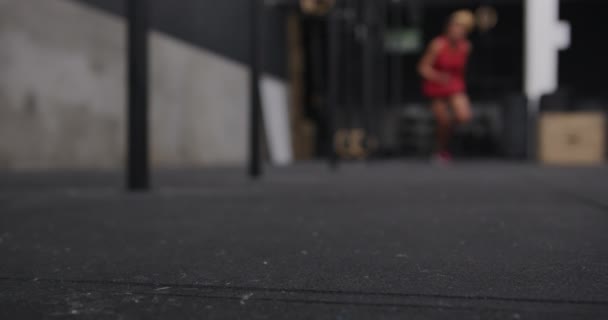 Framifrån Atletisk Blandras Kvinna Bär Sportkläder Cross Träning Ett Gym — Stockvideo