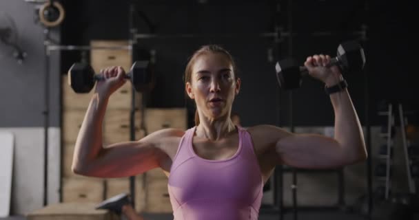 Spor Kıyafetleri Giyen Spor Salonunda Çapraz Antrenman Yapan Halterleri Kafasının — Stok video