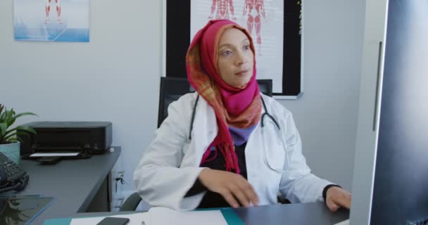 Vista Frontale Una Dottoressa Mista Che Indossa Camice Laboratorio Hijab — Video Stock