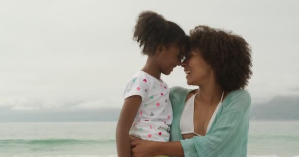 Sahilde Dikilmiş Genç Kızını Taşıyan Ona Dokunan Gülümseyen Ağır Çekimde — Stok video