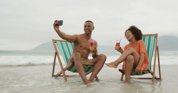 Vista Frontale Una Coppia Afroamericana Una Spiaggia Riva Mare Seduta — Video Stock