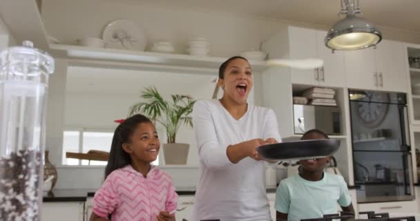 Afro Amerikalı Bir Kadın Genç Oğlu Kızı Mutfakta Krep Yaparken — Stok video