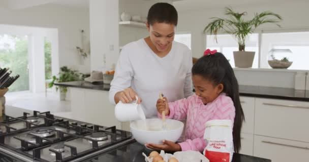 Vista Frontale Una Donna Afroamericana Sorridente Sua Giovane Figlia Casa — Video Stock