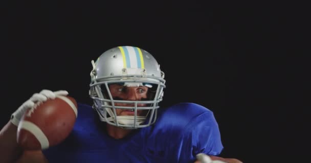 一名身穿队服 头罩和头盔 头戴足球 动作缓慢的白人男性美式足球运动员的近视 — 图库视频影像
