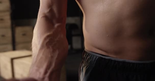 Vorderseite Mittelteil Eines Hemdlosen Athletischen Kaukasischen Mannes Crosstraining Einem Fitnessstudio — Stockvideo