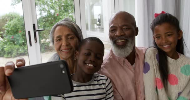 Vooraanzicht Close Van Een Afro Amerikaanse Grootvader Grootmoeder Woonkamer Zittend — Stockvideo