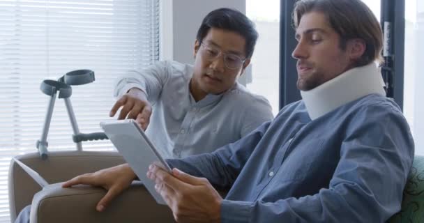 Vista Lateral Cerca Hombre Caucásico Con Corsé Cuello Sentado Una — Vídeos de Stock