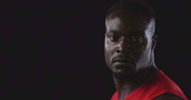 アフリカ系アメリカ人の男性選手が汗をかきながらカメラを向けスローモーションで — ストック動画