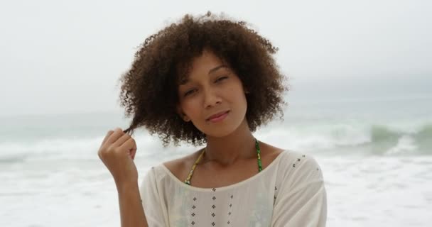 Portret Bliska Afroamerykanki Krótkimi Kręconymi Włosami Stojącej Plaży Morzem Sobą — Wideo stockowe