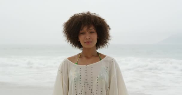 Portrait African American Woman Short Curly Hair Standing Beach Sea — Stock Video