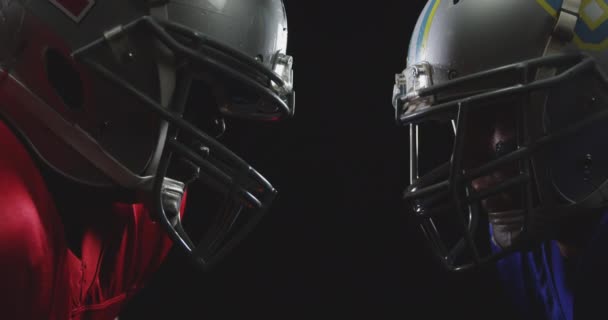 Boční Pohled Dva Americké Fotbalisty Týmových Barvách Polštářích Helmách Stojící — Stock video