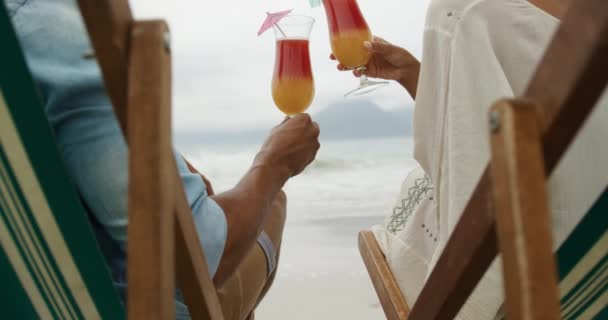 Widok Tyłu Zbliżenie Afroamerykanów Plaży Nad Morzem Siedzi Leżakach Wznosząc — Wideo stockowe