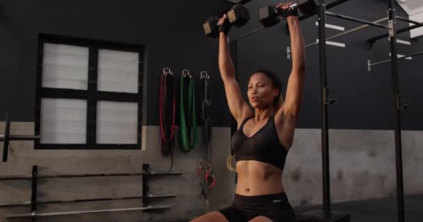 Фронт Вид Спортивной Женщины Смешанной Расы Спортивной Одежде Тренирующейся Спортзале — стоковое видео