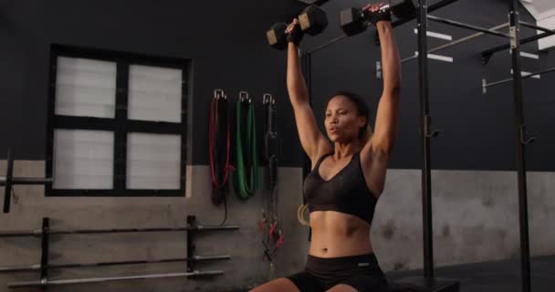 Framifrån Atletisk Blandras Kvinna Bär Sportkläder Cross Träning Ett Gym — Stockvideo