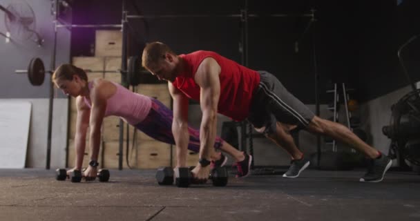 Spor Kıyafetleri Giyen Beyaz Bir Kadın Erkek Spor Salonunda Çapraz — Stok video