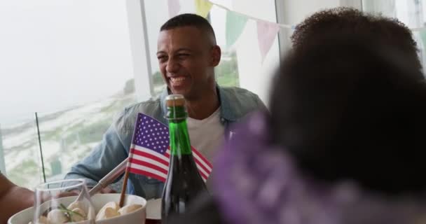 Vista Frontal Una Pareja Afroamericana Sentada Una Mesa Decorada Con — Vídeo de stock