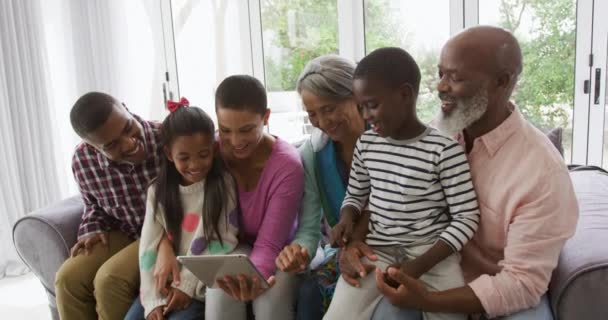 Familia Afroamericana Varias Generaciones Casa Sala Estar Sentados Sofá Juntos — Vídeo de stock