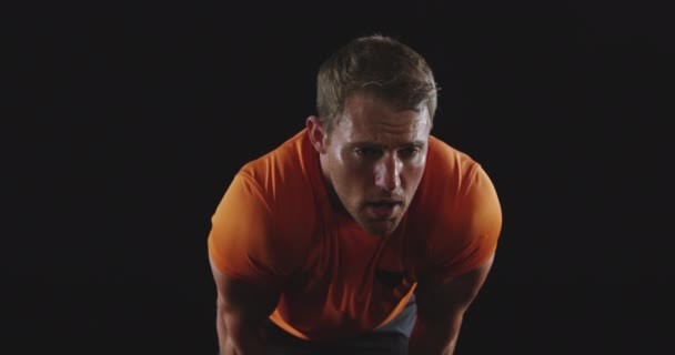 一名身穿运动服的白人男子前视镜近视 身体前倾 锻炼后恢复 动作缓慢 — 图库视频影像